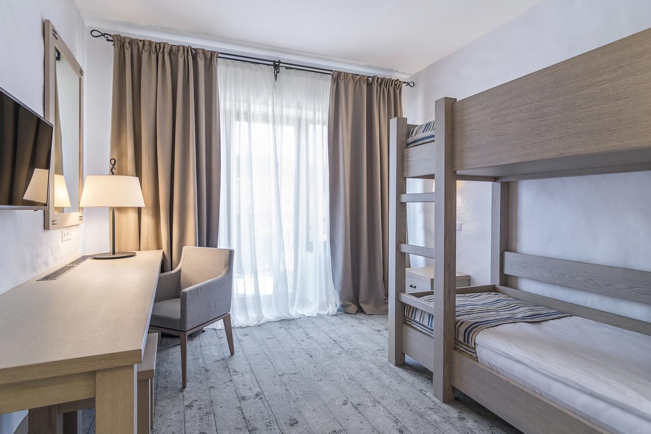 Amstelski Hotel Bukovel Bagian luar foto