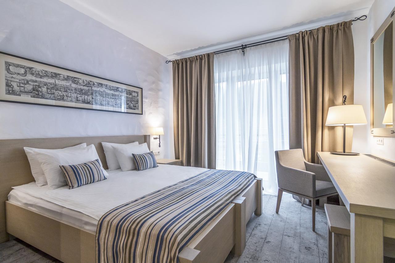 Amstelski Hotel Bukovel Bagian luar foto