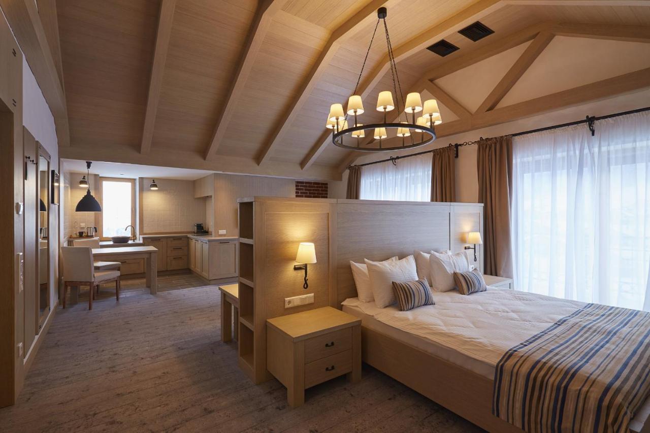 Amstelski Hotel Bukovel Bagian luar foto