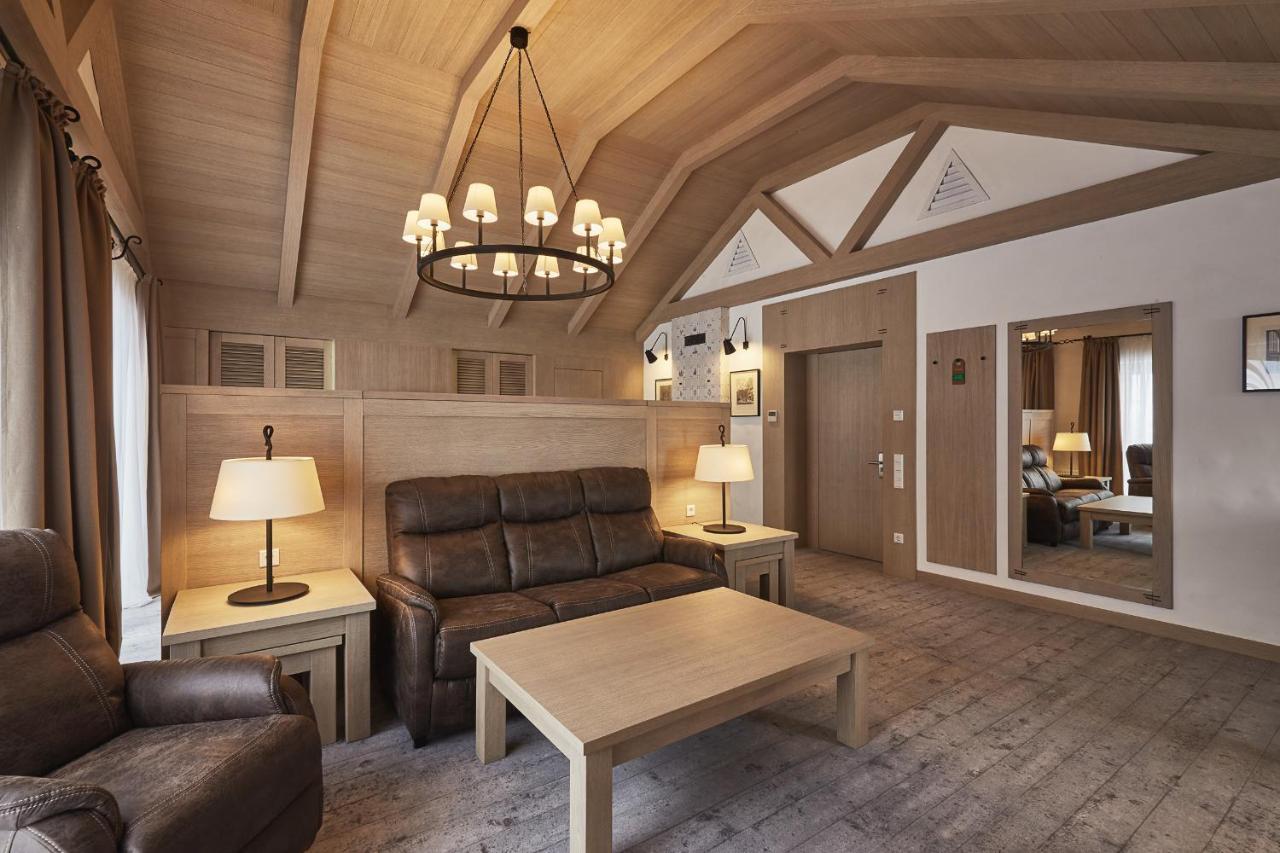 Amstelski Hotel Bukovel Bagian luar foto